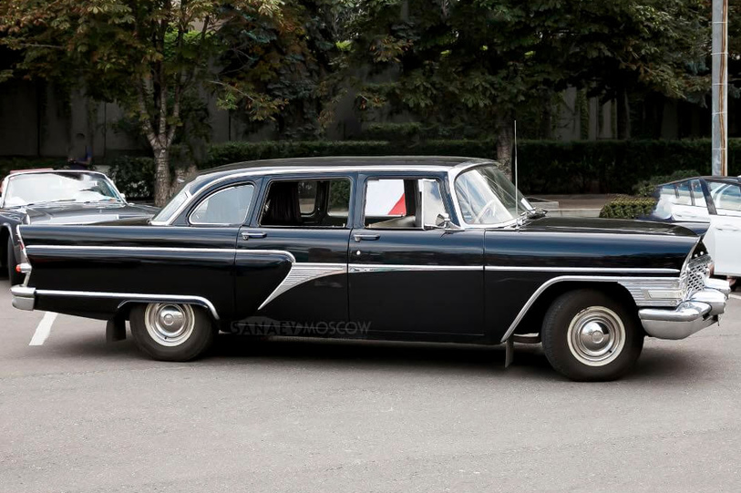 GAZ 13 Chaika (black)