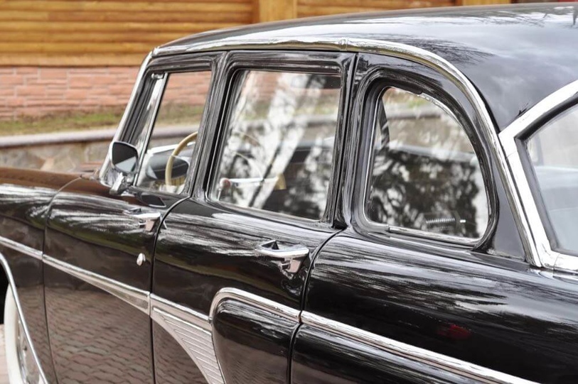 GAZ 13 Chaika (black)