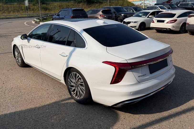 Hongqi H5 (white)