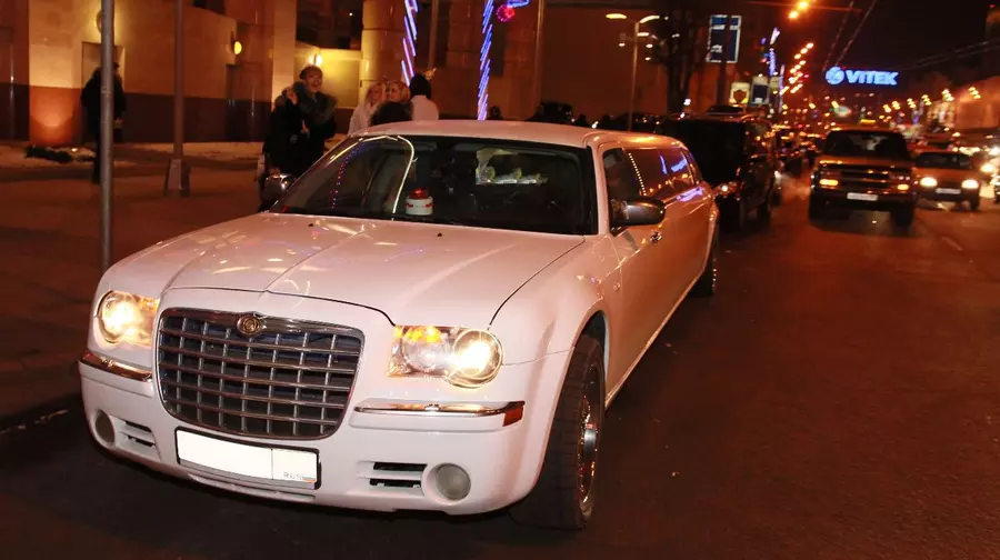 Chrysler 300с (white)