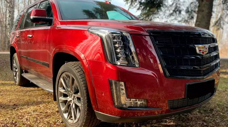 Cadillac Escalade (red)