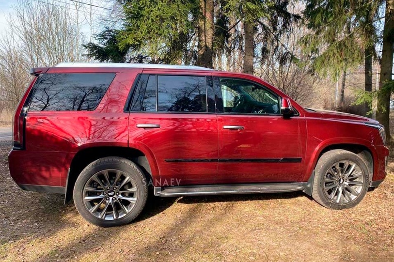 Cadillac Escalade (red)