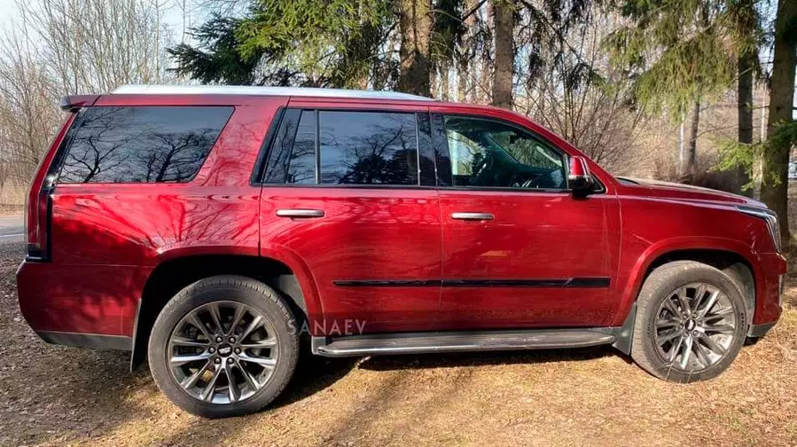 Cadillac Escalade (red)