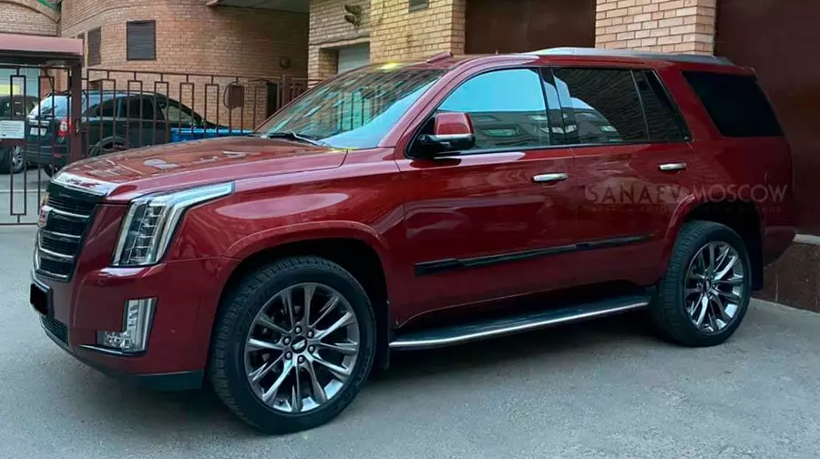 Cadillac Escalade (red)