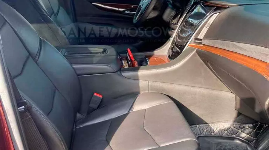 Cadillac Escalade (red)