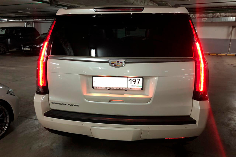 Cadillac Escalade (white)
