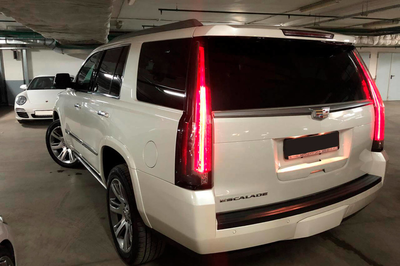 Cadillac Escalade (white)