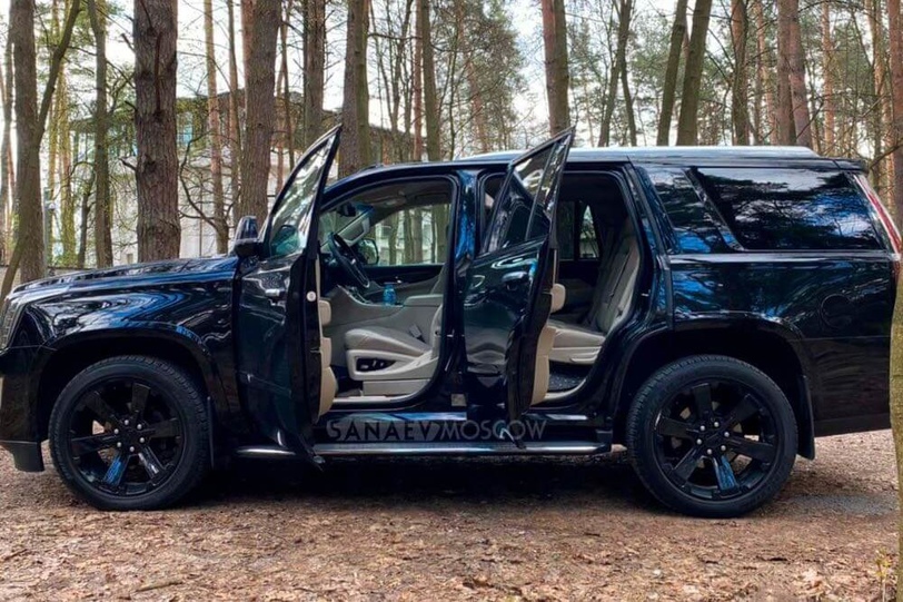Cadillac Escalade (black)